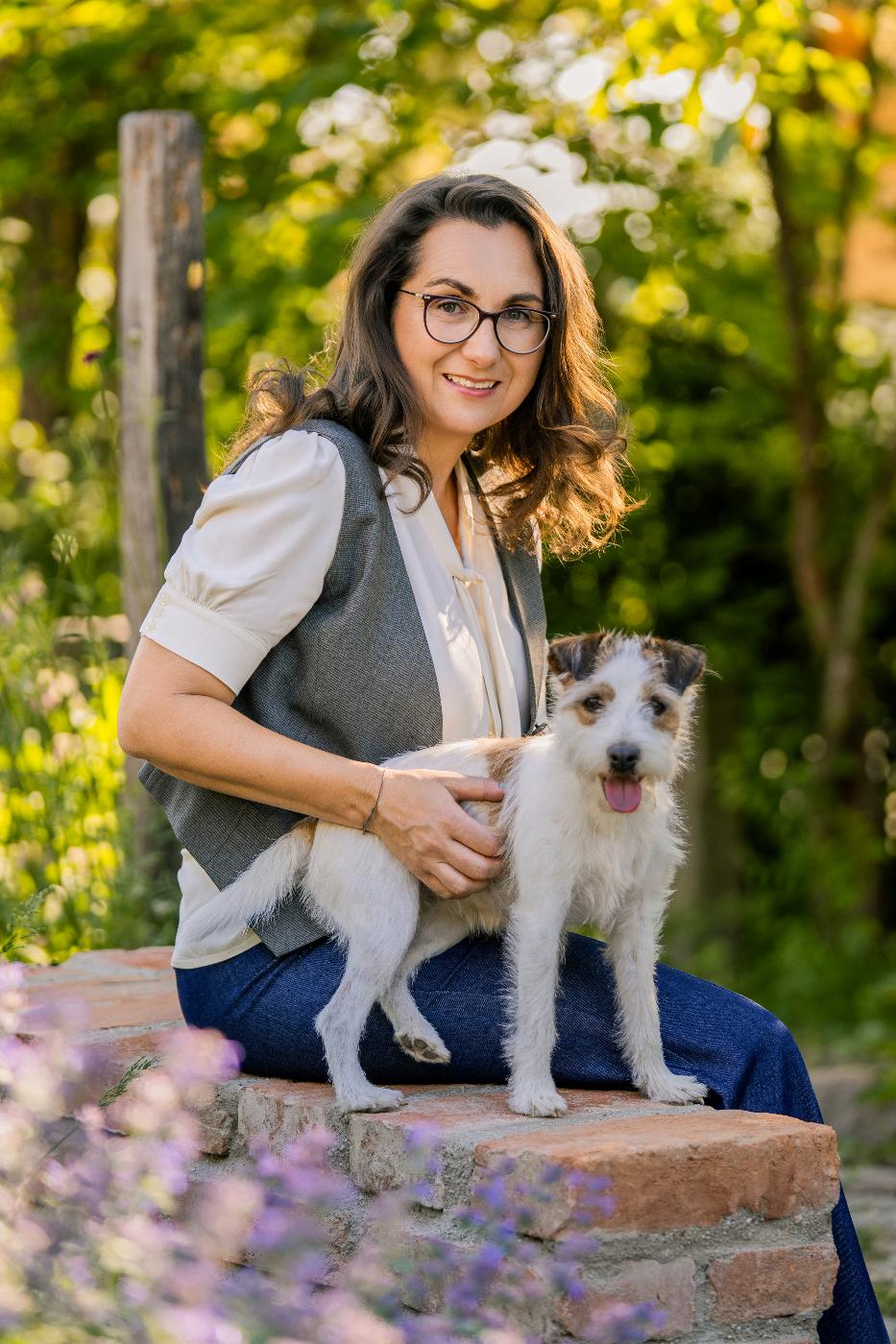 Sabine mit Hund im Garten